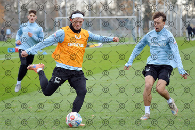 RGE_6781b | Hertha BSC, 2.Bundesliga, Herren, Saison 2025/26, Training, Montag 17.11. 2025,  von li. Fabian Reese ( Hertha BSC ), Tim Hoffmann ( Hertha BSC),      Fotograf:   Ralf Gebhardt - Realisiert mit Pictrs.com