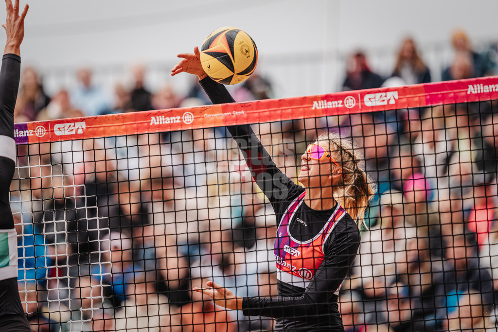 Beachvolleyball | Frauen | Allianz German Beach Tour 2026 | Tourstop Düsseldorf | 17.05.2026 | Nele Barber beim Angriff