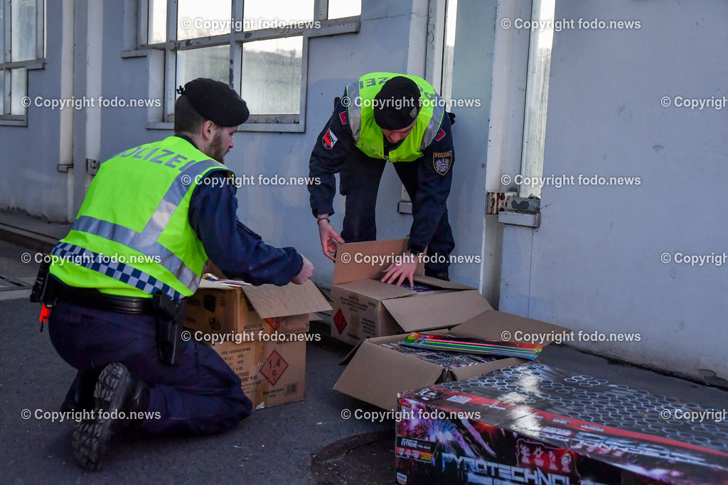 Polizei_ Kontrolle_ Feuerwerk_ 28.12.2022-41 | 28.12.2022, Weigetschlag Grenzuebergang, AUT, Polizei, Grenzkontrolle illegale Feuerwerkskoerper, im Bild Polizei, Kontrolle, Feuerwerk, Knallkoerper, Boeller