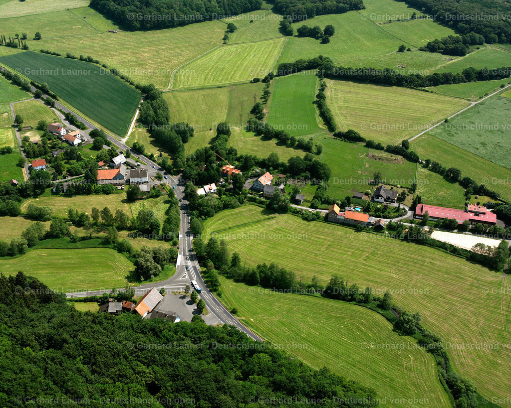 2614568 | SCHELLNHAUSEN 09.06.2006 Landwirtschaftliche Nutzflächen und Feldgrenzen  umsäumen das Siedlungsgebiet des Dorfes in Schellnhausen im Bundesland Hessen, Deutschland // Agricultural land and field boundaries surround the settlement area of the village  in Schellnhausen in the state Hesse, Germany Foto: Gerhard Launer