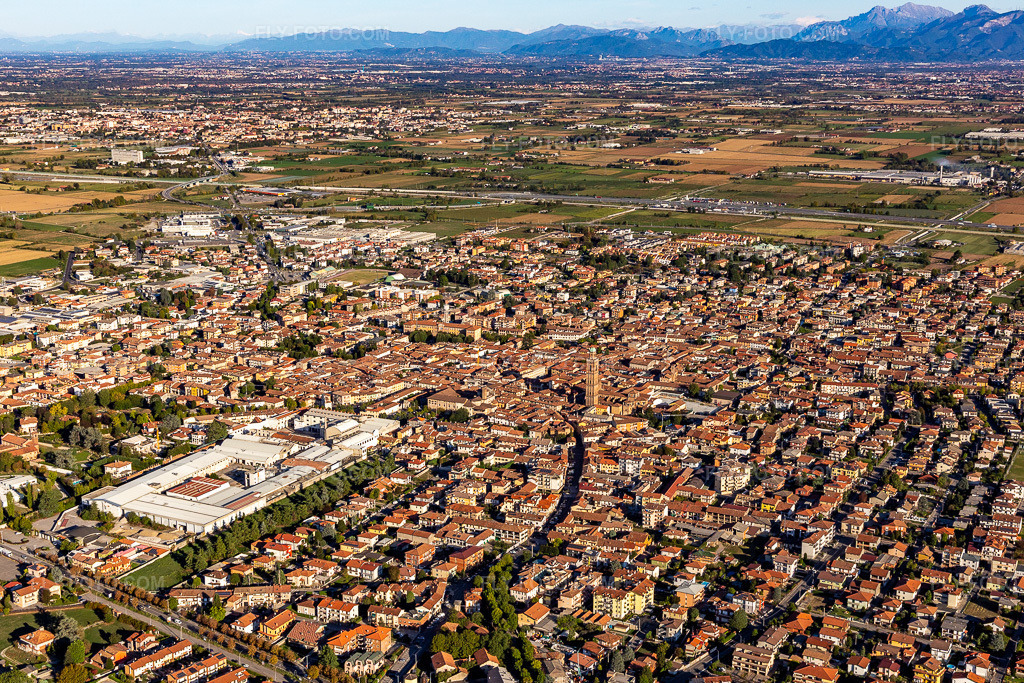 Aerial view: View of the town in Caravaggio in the state Bergamo, Italy. – Photo: IMG_134561.jpg taken on 09/19/2022 by Werner Riehm/FLY-FOTO.com – Resolution of the original: 5322 x 3548 px