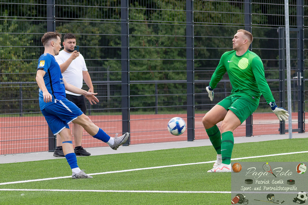 Testspiel: Spvgg. 03 Fechenheim - Türk Gücü Friedberg, 13.07.2024 | Niklas Kraus (Türk Gücü Friedberg #13) &amp; Armin Buchholz (Spvgg. 03 Fechenheim #32), Spvgg. 03 Fechenheim - Türk Gücü Friedberg, Frankfurt am Main, Sportanlage Birsteiner Straße, 13.7.2024 - Realisiert mit Pictrs.com
