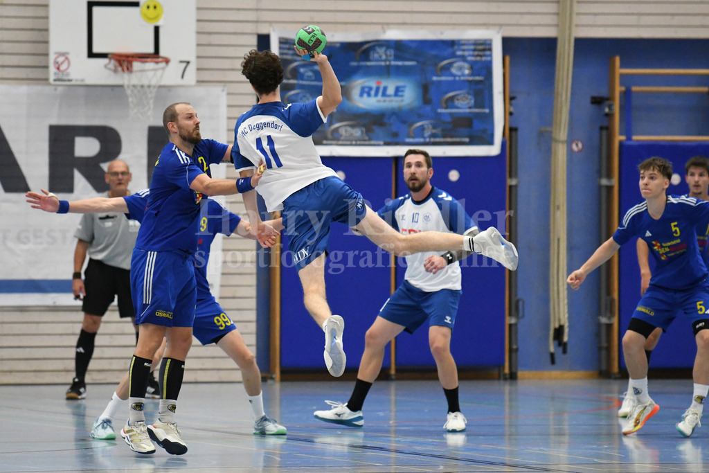 HC Deggendorf : SSG Metten | Julian Brumbi  (HC Deggendorf) - Realisiert mit Pictrs.com