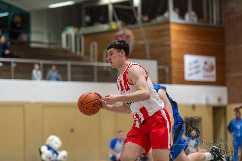 TSG Westerstede-Fortuna Logabirum | Basketball 2. Regionalliga; TSG Westerstede 2 (weiß)- Fortuna Logabirum (blau) am 12.12.2025 in Westerstede (Hössensportzentrum), Photo: Philip Eiben 2025 - Realisiert mit Pictrs.com