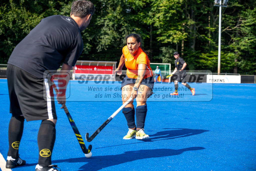 SFE_20240817_0023 | Krefeld, Deutschland, 17.08.2024:  European Cup for Recreational Hockey Players im KTHC Stadion Rot-Weiss Köln Tennis and Hockey Club am 17.08.2024 in Krefeld, Deutschland. (Foto von Stephan Fehrmann)Krefeld, Germany, 17.08.2024: European Cup for Recreational Hockey Players in KTHC Stadion Rot-Weiss Köln Tennis and Hockey Club at 17.08.2024 in Krefeld, Deutschland. (Foto from Stephan Fehrmann)