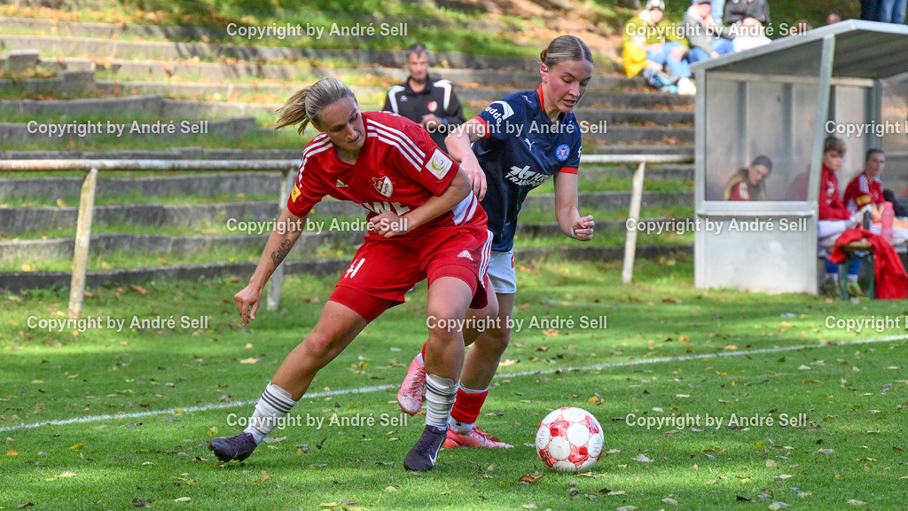 Holstein Kiel vs SpVg Aurich | Lisann Petersen (Holstein #20) vs Angelina-Michelle Wunder (Aurich #41) / Fußball-Regionalliga Nord Frauen 2026/2027 / Holstein Kiel vs SpVg Aurich / Waldwiese / Kiel / 20.09.26 - Realisiert mit Pictrs.com