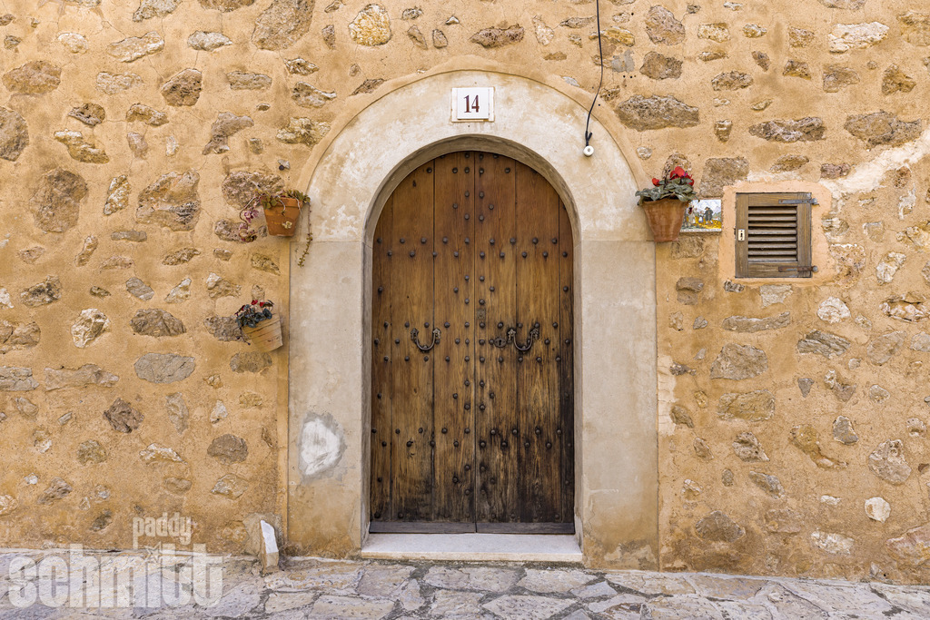 PS-Fassaden-Mallorca-2026-11 | Entdecke die größte Bildgalerie der Region mit Fotografien aus dem Allgäu, der Bodenseeregion, Oberschwaben, dem Donautal und der Schwäbischen Alb. Landschaften, Luftaufnahmen und Reisefotografie als Wandbild und Fotokunst. - Realisiert mit Pictrs.com