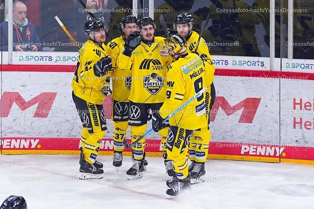 xYDRx30112501028 | 30.11.2025, xydrx, Eishockey, DEL2, Düsseldorfer EG - Krefeld Pinguine, PSD Bank Dome Düsseldorf: Torjubel nach dem Tor zum 5:0 für die Krefeld Pinguine durch Torschütze Mathew Santoa (Krefeld Pinguine #95) zusammen mit Max Newton (Krefeld Pinguine #37) und Zack Dybowski (Krefeld Pinguine #44) Mick Koehler (Krefeld Pinguine #77) und Marcel Mueller (Krefeld Pinguine #9)Photo: xYannisxDreimannxPressefotoKochx