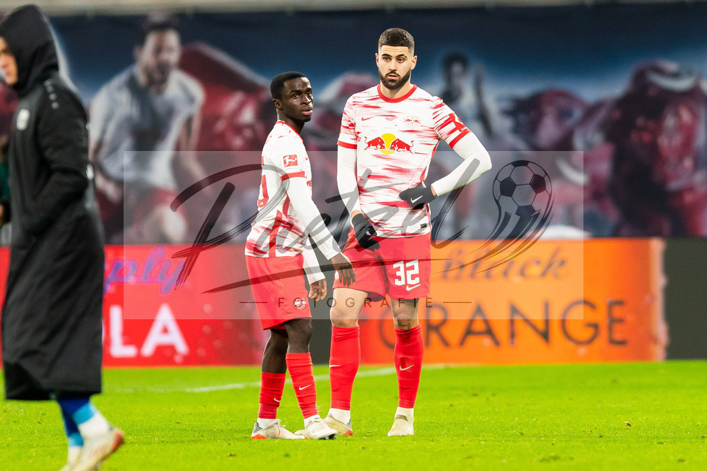 RBLLEV20211128_086 | Fussball, Herren: Solomon Bonnah (RB Leipzig) und Josko Gvardiol (RB Leipzig) enttaeuscht bei dem Spiel der 1. Bundesliga zwischen RB Leipzig und Bayer 04 Leverkusen in der Red Bull Arena am 28.11.2021 in Leipzig, Deutschland.DFB / DFL REGULATIONS PROHIBIT ANY USE OF PHOTOGRAPHS AS IMAGE SEQUENCES AND/OR QUASI-VIDEO. - Realisiert mit Pictrs.com