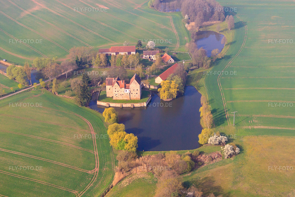 Luftbild: Gebäude und Schloßpark- Anlagen des Wasserschloß Brennhausen im Ortsteil Brennhausen in Sulzdorf im Bundesland Bayern in Deutschland. Foto: IMG_64218.jpg vom 06.04.2014 durch Werner Riehm/FLY-FOTO.de