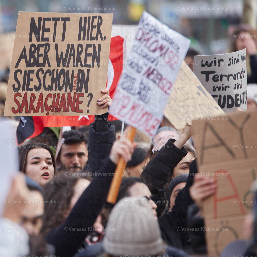 Wir sind alle Ekrem Imamoglu, Breitscheidplatz 30.03.2025 | Mehrere hundert Menschen demonstrieren am 30.03.2025 auf dem Berliner Breitscheidplatz für die Freilassung von Ekrem İmamoğlu sowie verhafteter Protestierender und für die Demokratie in der Türkei. Einige tragen Masken mit dem Gesicht des Istanbuler Bürgermeisters. - Realisiert mit Pictrs.com