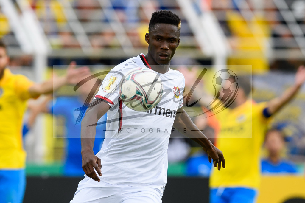 LLELEV20210807_046 | Fussball, Herren: Odilon Kossounou (Bayer 04 Leverkusen) in Aktion, am Ball, Einzelaktion beim Spiel der 1. Runde im DFB-Pokal zwischen 1. FC Lokomotive Leipzig und Bayer 04 Leverkusen im Bruno-Plache-Stadion am 07.08.2021 in Leipzig, Deutschland.DFB / DFL REGULATIONS PROHIBIT ANY USE OF PHOTOGRAPHS AS IMAGE SEQUENCES AND/OR QUASI-VIDEO. - Realisiert mit Pictrs.com