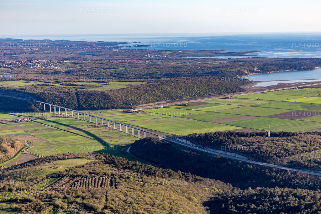 Vue aérienne: Tracé du pont de l'autoroute E751 au-dessus de la vallée de Mirna à Porec en Istrie - Istarska Šupanija à Novigrad dans le département Gespanschaft Istrien, Croatie. Photo: IMG_106120.jpg prise le 13/04/2018 par Werner Riehm/FLY-FOTO.eu – Résolution de l'original: 5472 x 3648 px