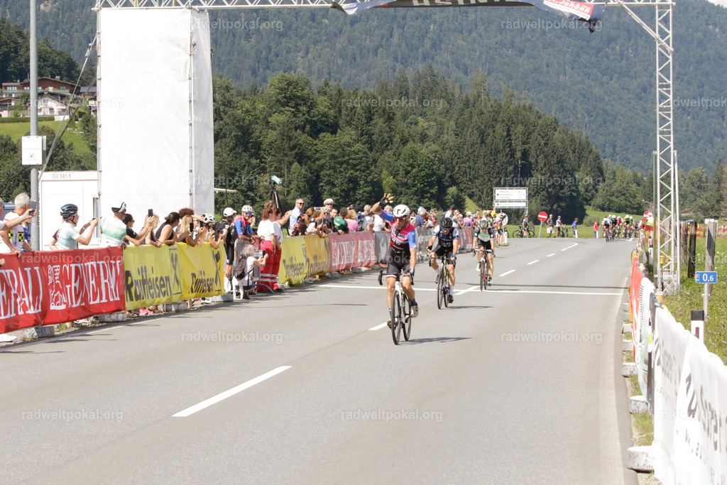 1061_20230817_Bewerb_Maenner_Muehlanger | AUT - OESTERREICH, 2023-08-16: SPORT RENNRAD-FAHREN - 55. INTERNATIONALER RADWELTPOKAL IN ST. JOHANN IN TIROL  - Vintage-Radrennen mit WM-Bronze-Medaillen-Siegerin Christina Schweinberger, den Teilnehmer und Alexander Baumann (vom Orginastions-Team) - TAG 2 BEWERB MAENNER IN SECHS GRUPPEN  ; Foto: Roland Muehlanger
