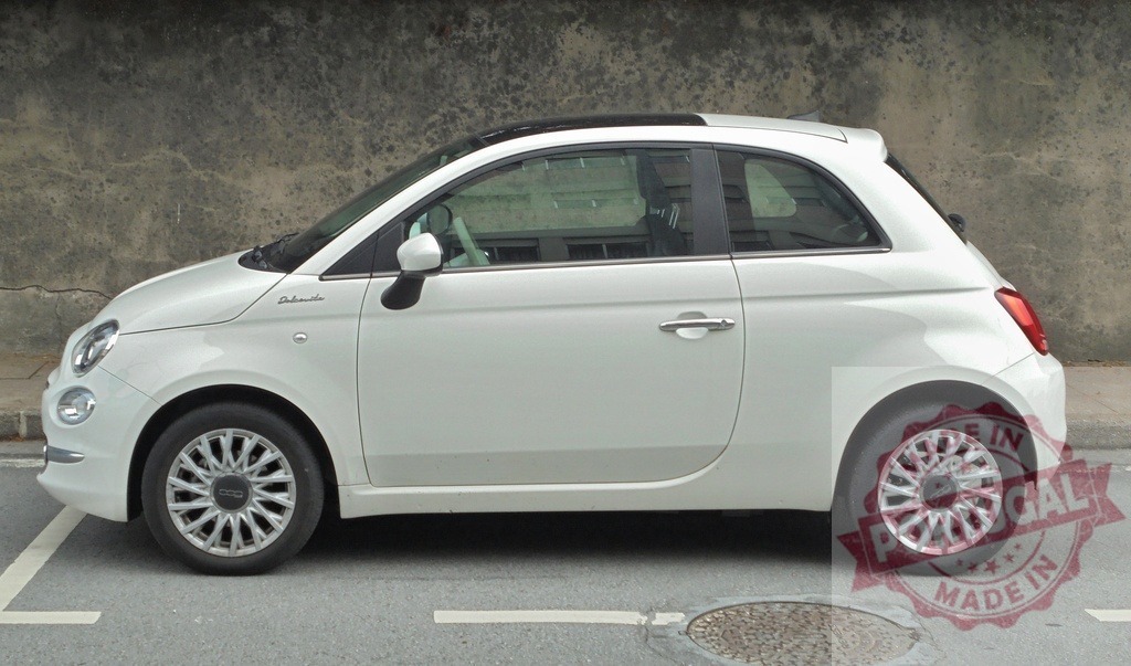 White Fiat 500 city car parked on street | White Fiat 500 compact car parked on an urban street, showing side profile - Realisiert mit Pictrs.com