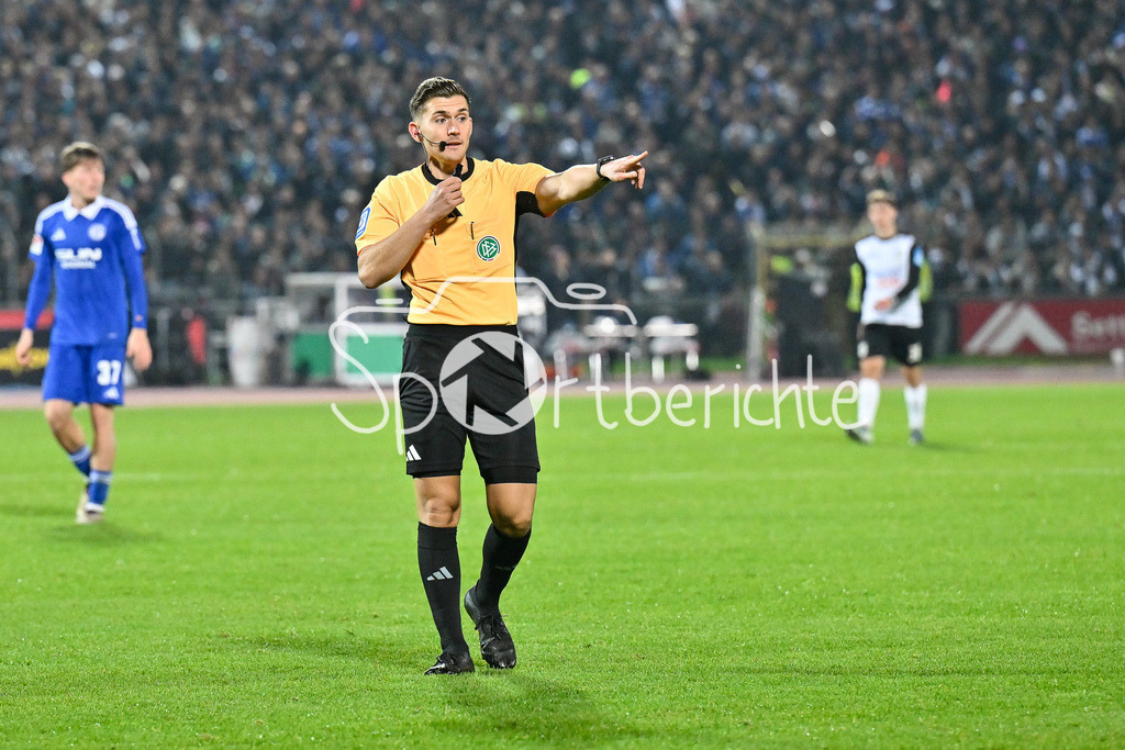 SSV Ulm 1846 Fussball - FC Schalke 04 | im Bild Schiedsrichter Felix PRIGAN in Aktion / Freisteller / Einzelfoto / 2. Bundesliga: SSV Ulm 1846 Fussball - FC Schalke 04, Donaustadion am 01.11.2024