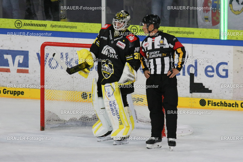 4_KEVRAV_20251125_0010 | Krefeld, Deutschland, 25.11.2025: Torwart Felix Bick (Krefeld Pinguine) im Gespäräch mit dem Schiedsrichter während des DEL2-Spiels zwischen Krefeld Pinguine - Eisbären Regensburg am 25.11.2025 in der Yayla-Arena in Krefeld, Deutschland. (Foto: Ralph Görtz / Brauer-Fotoagentur)