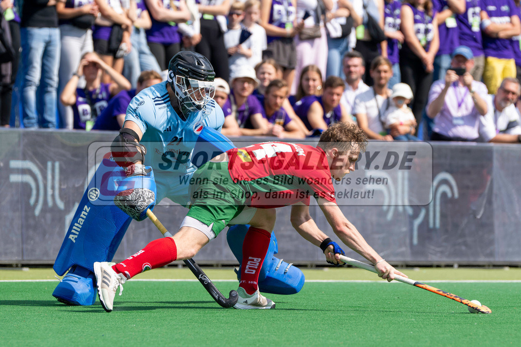Final4_20240519-1550-0080 | Bonn, Deutschland, 19.05.2024: Leon Thoernblom (Hamburger Polo Club), Adrian Rafi (Mannheimer HC) in Aktion waehrend des Spiels der Deutsche Feldhockey-Meisterschaften 2024 zwischen Final 4 Herren Finale Mannheimer HC - Hamburger Polo Club im Bonner THV am 19.05.2024 in Bonn, Deutschland. (Foto von Stephan Fehrmann)

Bonn, Germany, 19.05.2024: Leon Thoernblom (Hamburger Polo Club), Adrian Rafi (Mannheimer HC) in action during the game of Deutsche Feldhockey-Meisterschaften 2024 between Final 4 Herren Finale Mannheimer HC - Hamburger Polo Club in Bonner THV at 19.05.2024 in Bonn, Deutschland. (Foto from Stephan Fehrmann)