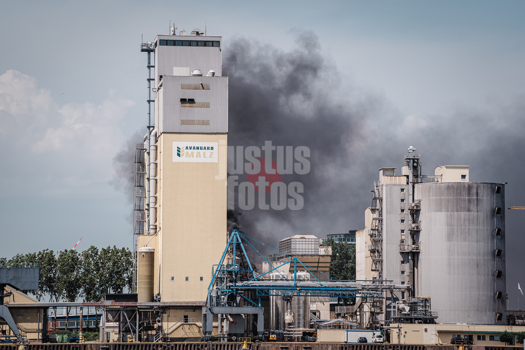 Schwarzer Rauch auf dem Gelände der Avangard Malz AG Betrieb Bremen Fabrik Feuer Flammen Brand am 14.06.2025 Industriehafen Weser | Schwarzer Rauch auf dem Gelände der Avangard Malz AG Betrieb Bremen Fabrik Feuer Flammen Brand am 14.06.2025 Industriehafen Weser