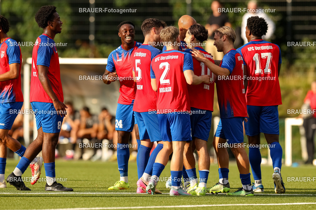 1_KFCWAT_20250723_0346.JPG -  - KFC Uerdingen - SG Wattenscheid 09 - Testspiel | Krefeld, Deutschland, 23.07.25: Alexander Lipinski (KFC Uerdingen) Torjubel, jubelt mit seiner Mannschaft nach dem Treffer zum 3:3 waehrend des Testspiel Spiels zwischen KFC Uerdingen - SG Wattenscheid 09 in der Covestro Sportpark am 23. July 2025 in Krefeld, Deutschland. (Foto von Stefan Brauer/Brauer-Fotoagentur)
