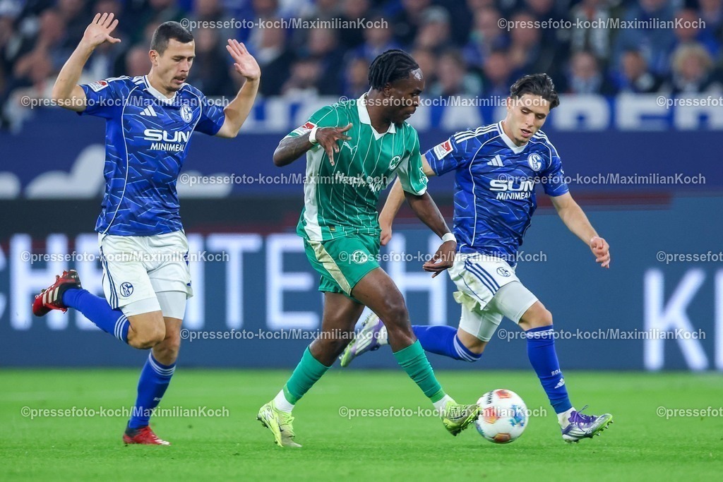 S0426092501163 | 25.09.2025, Fußball, FC Schalke 04 - SpVgg Greuther Fürth, 7.Spieltag, 2. Fußball Bundesliga, Veltins-Arena Gelsenkirchen, Saison 2025 2026: Noel Futkeu&nbsp;(Greuther Fürth #09) im Zweikampf gegen  Ron Schallenberg&nbsp;(Schalke04 #06) und Soufiane El-Faouzi&nbsp;(Schalke04 #23) DFB regulations prohibit any use of photographs as image sequences and or quasi-video.