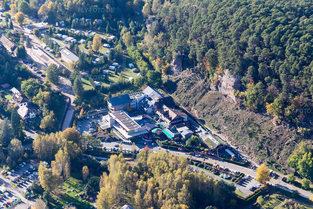 Luftbild: Felsenland Resort - Margit und Alois Ruppert in Dahn im Bundesland Rheinland-Pfalz in Deutschland. Foto: IMG_103979.jpg vom 14.10.2017 durch Werner Riehm/FLY-FOTO.deWWW.HOTEL-FELSENLAND.DE