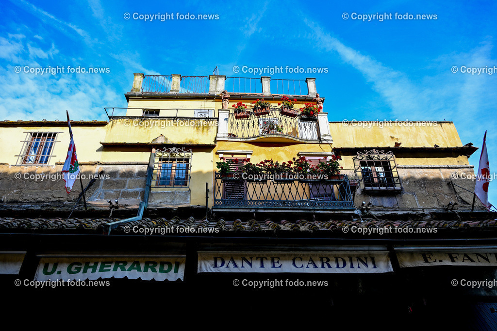 Italien_ Toscana_ Florenz_ 30.05.2024-3 | 30.05.2024, Italien, ITA, Toskana, Florenz im Bild Stadtansichten, Gebäude, Architektur, Touristen, Historisch, Souvenir, Altstadt, Museum, Statuen, Skulpturen, Piazza della Signoria, Statue David, Palazzo Vecchio, Neptunbrunnen, Piazza della Repubblica, Ponte Vecchio, Brücke, Uffizien, Kathedrale Santa Maria del Fiore, Arno, Fluß


Florenz, Firenze, ist eine italienische Großstadt. Nach Einwohnern ist sie die achtgrößte Stadt Italiens. Florenz ist die Hauptstadt sowie größte Stadt der Region Toskana und der Metropolitanstadt Florenz, in der etwa eine Million Menschen leben. Florenz ist für seine Geschichte berühmt. Leonardo da Vinci verbrachte große Teile seiner Jugend in Florenz, Michelangelo fand Unterschlupf in der Kirche der Medici, Galileo Galilei wohnte als Hofmathematiker in den Palästen der Medici. Von 1865 bis 1871 war die Stadt die Hauptstadt des neu gegründeten Königreichs Italien. Das historische Zentrum von Florenz zieht Jahr für Jahr Millionen von Touristen an. Die historische Innenstadt wurde von der UNESCO im Jahre 1982 zum Weltkulturerbe erklärt. 
Quelle: Wikipedia
