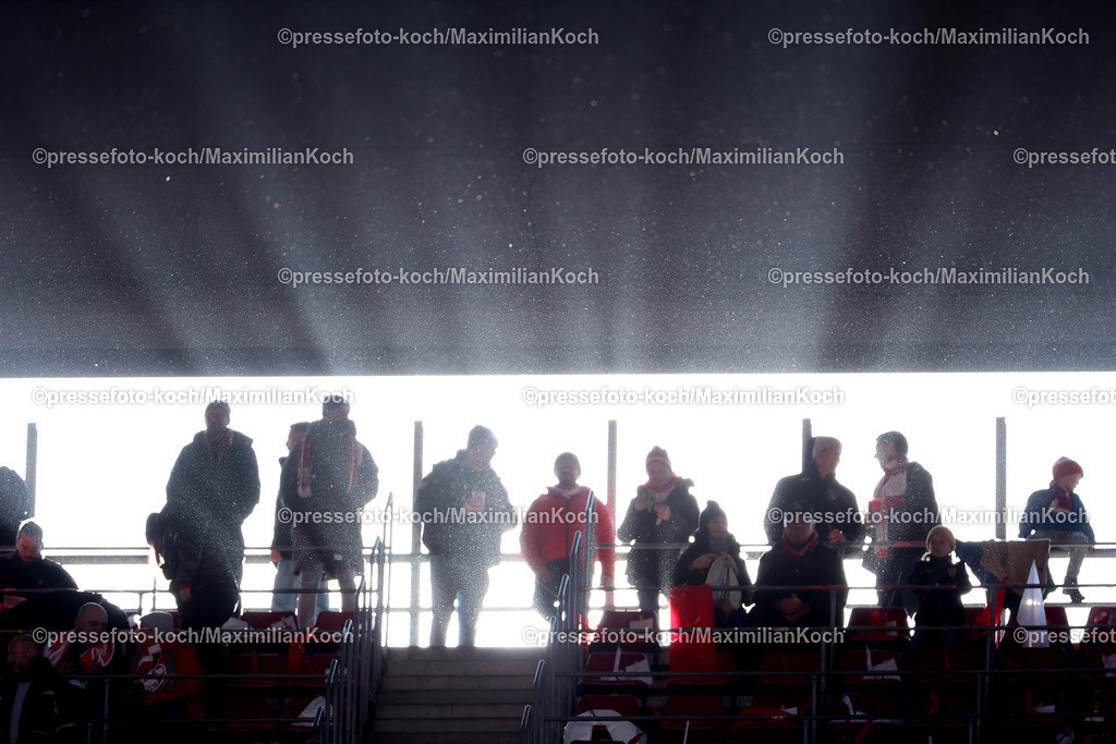 1FC30112402076 | 30.11.2024, Fußball, 1. FC Köln - Hannover 96, 2. Fußball Bundesliga, RheinEnergieSTADION, Saison 2024 2025: Zuschauer Silhouette bei Sonnenuntergang auf der Tribüne im StadionDFB regulations prohibit any use of photographs as image sequences and or quasi-video.