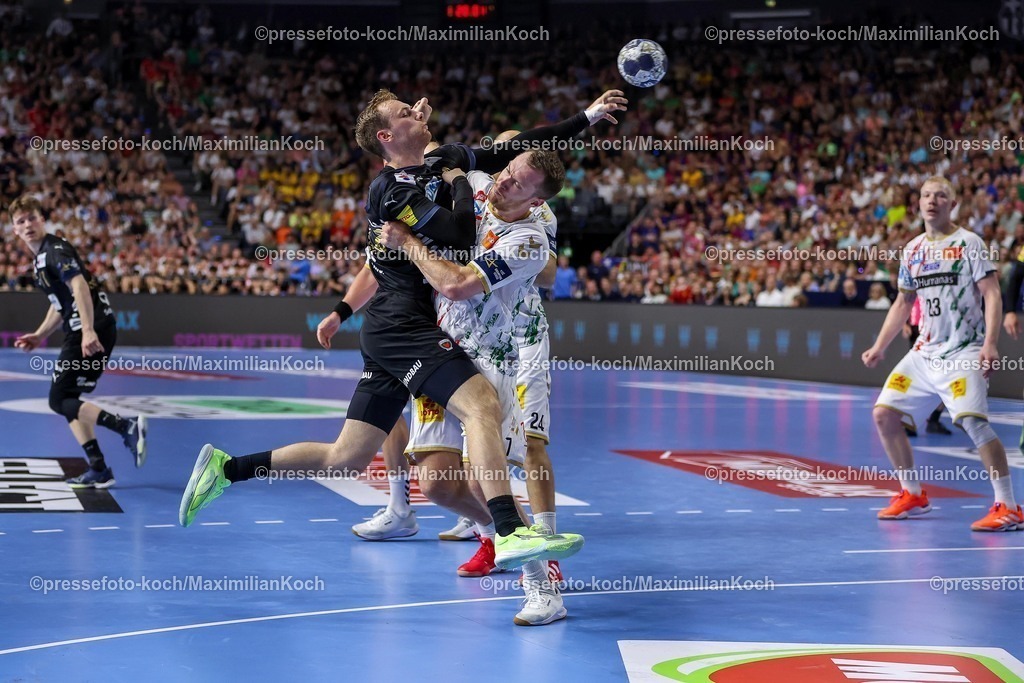 KoeEHF15062502078 | 15.06.2025, Handball, Finale TruckScout24 EHF FINAL4, LANXESS arena Köln, Füchse Berlin - SC Magdeburg: Mathias Gidsel  (Fuechse Berlin #19) gegen Felix Claar (Magdeburg #07) 