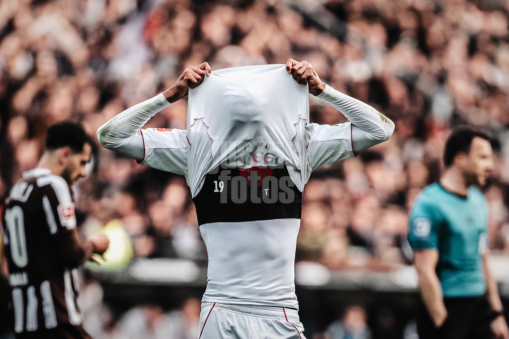 Fußball | Männer | Saison 2025/2026  | Fußball-Bundesliga | 25. Spieltag | FC St. Pauli vs. Eintracht Frankfurt | 08.03.2026 | Jean Bahoya (#19, Eintracht Frankfurt) ärgert sich nach dem Schluspfiff über das Unentschieden und zieht sich das Trikot über das Gesicht