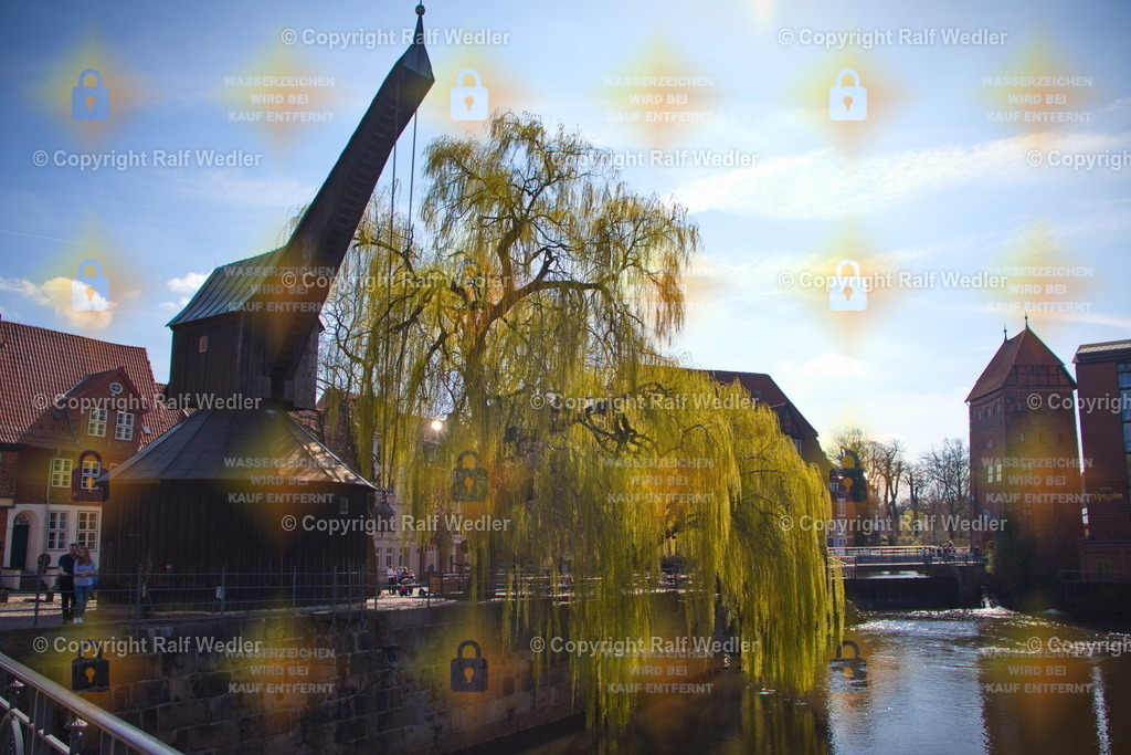 Alter Kran im Lüneburger Hafen | Momente - Ralf Wedler - Realisiert mit Pictrs.com