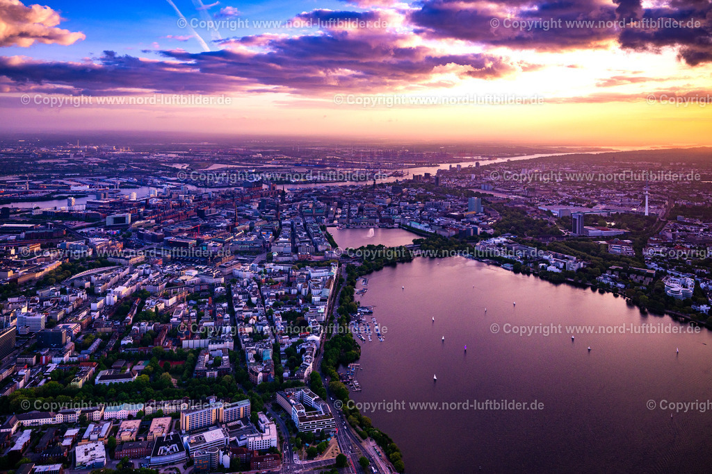 Hamburg_Alster_Sonnenuntergang_ELS_8327060525 | HAMBURG 06.05.2025 Uferbereichs- Landschaft am Gebiet der Seenkette Außenalster - Binnenalster in Hamburg, Deutschland. // Waterfront landscape on the lake Aussenalster - Binnenalster in Hamburg, Germany. Foto: Martin Elsen