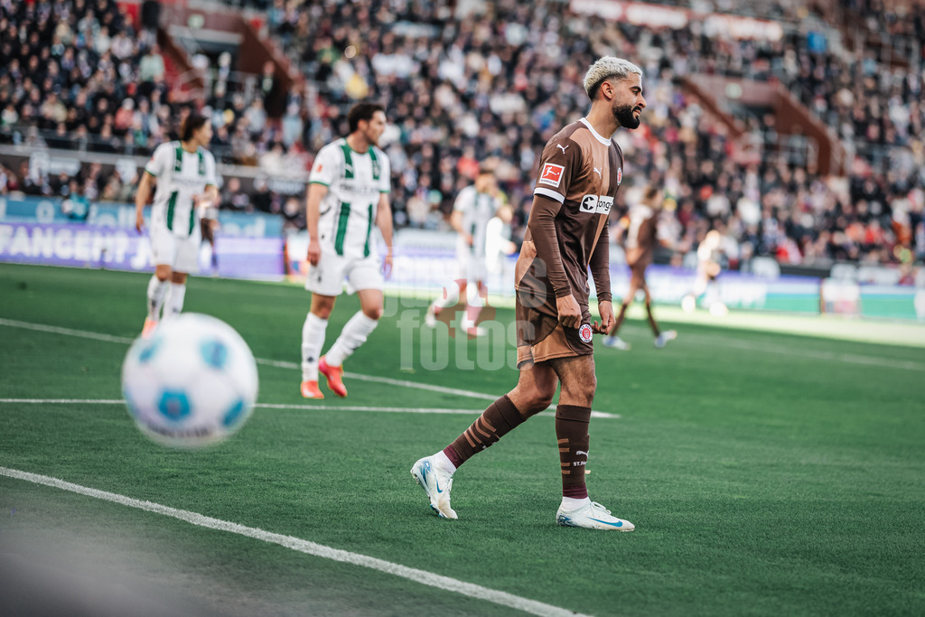 Fußball | Männer | Saison 2024/2025  | Fußball-Bundesliga | 28. Spieltag | FC St. Pauli vs. Borussia Mönchengladbach | 06.04.2025 | Elias Saad (#26, FC St. Pauli) ärgert sich