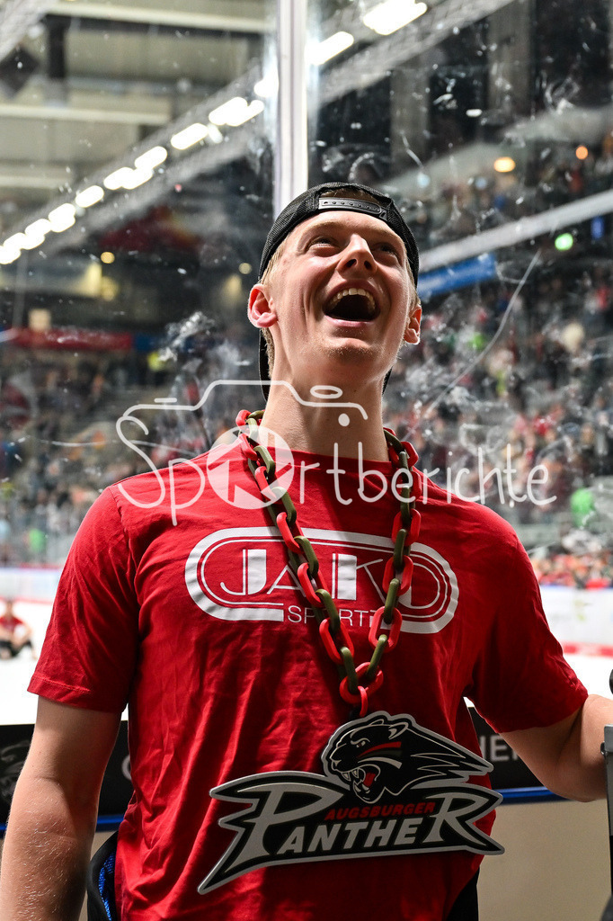 Augsburger Panther - Löwen Frankfurt | AUGSBURG, GERMANY - 16. JANUARY: Die Augsburger Panther feiern zusammen mit den Fans den Heimsieg gegen Frankfurt nach dem Match zwischen den Augsburger Panthern und den Löwen Frankfurt am 40. Spieltag der penny DEL im Curt Frenzel Stadion / Sebastian ZWICKL (Augsburger Panther 83)
