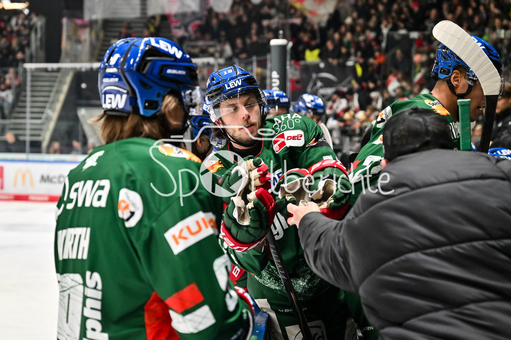 Augsburger Panther - Kölner Haie | aUGSBURG, GERMANY - 11. JANUARY: im Bild Riley DAMIANI (Augsburger Panther 19) der im Powerbreak seine warmen Handschuhe bekommt während dem Match zwischen den Augsburger Panthern und den Kölner Haien am 39. Spieltag der penny DEL im Curt Frenzel Stadion