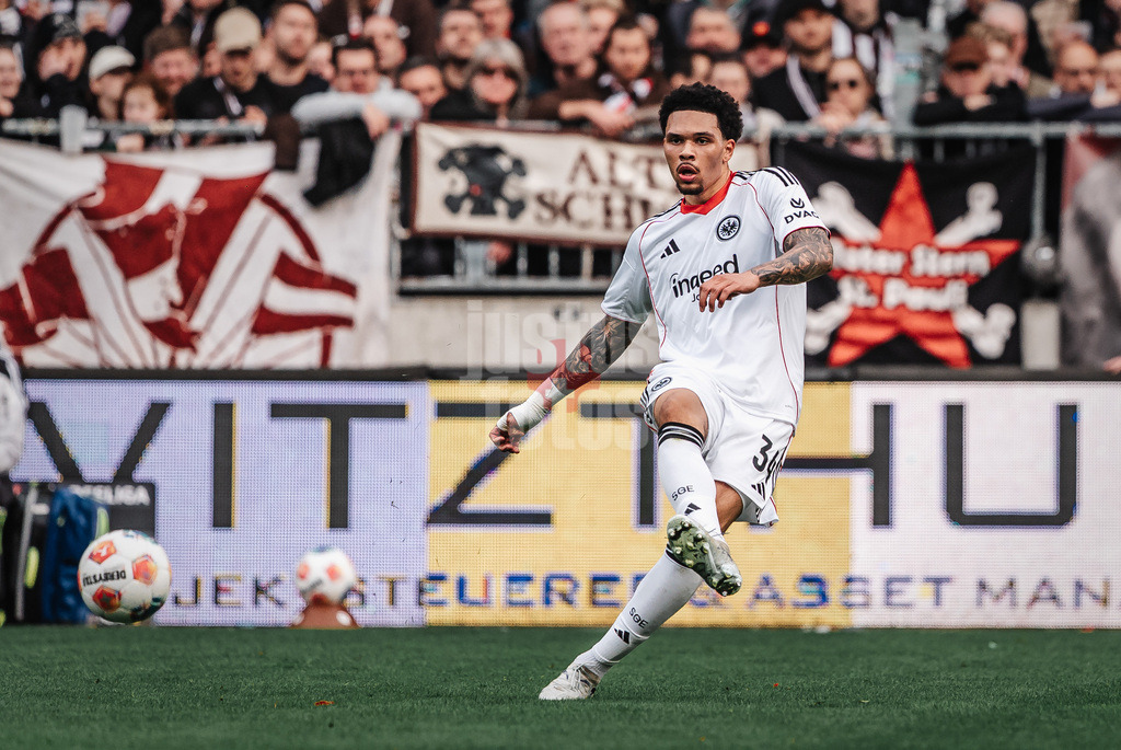 Fußball | Männer | Saison 2025/2026  | Fußball-Bundesliga | 25. Spieltag | FC St. Pauli vs. Eintracht Frankfurt | 08.03.2026 | Nnamdi Collins (#34, Eintracht Frankfurt)