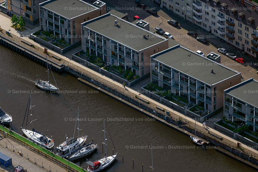 4030319 | BREMERHAVEN 01.06.2020 Wohngebiet einer Mehrfamilienhaussiedlung am Handelshafen an der Köperstraße im Ortsteil Geestemünde-Nord in Bremerhaven im Bundesland Bremen, Deutschland. // Residential area of a??a??a multi-family house settlement at the commercial port on Koeperstrasse in the district Geestemuende-Nord in Bremerhaven in the state Bremen, Germany. Foto: Gerhard Launer