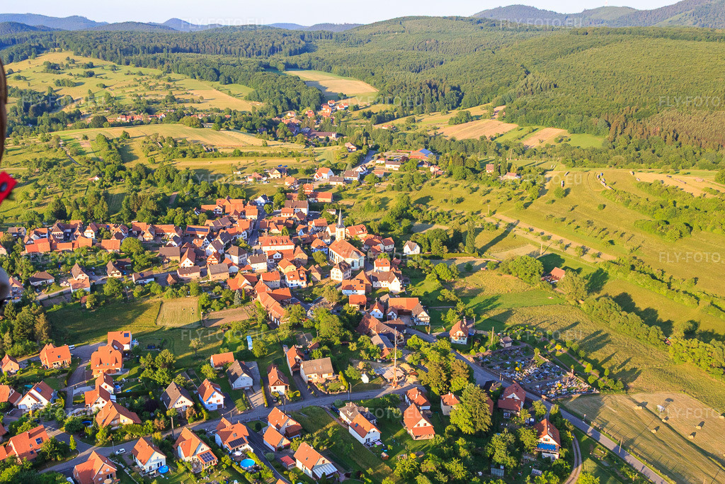 Vue aérienne: Église au centre du village vue du sud-ouest à Wingen dans le département Bas Rhin, France – .Photo: IMG_080297.jpg prise le 05/06/2015 par Werner Riehm/FLY-FOTO.eu – Résolution de l'original: 4447 x 2965 px