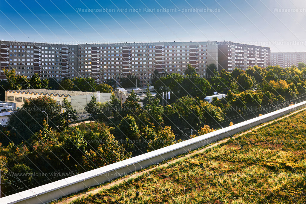 Leipzig Grünau Mitte Blick von Allee-Center Richtung Breisgaustraße (Herbst 2025) | Leipzig Grünau Mitte Blick von Allee-Center Richtung Breisgaustraße (Herbst 2025) - Realisiert mit Pictrs.com