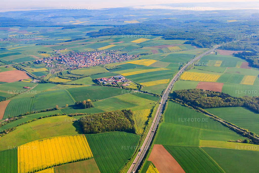Luftbild: Gewerbegebiet Gochsheim zwischen Feldern an der A81 aus Süden im Ortsteil Gerchsheim in Großrinderfeld im Bundesland Baden-Württemberg in Deutschland. Foto: IMG_57037.jpg vom 08.05.2013 durch Werner Riehm/FLY-FOTO.de