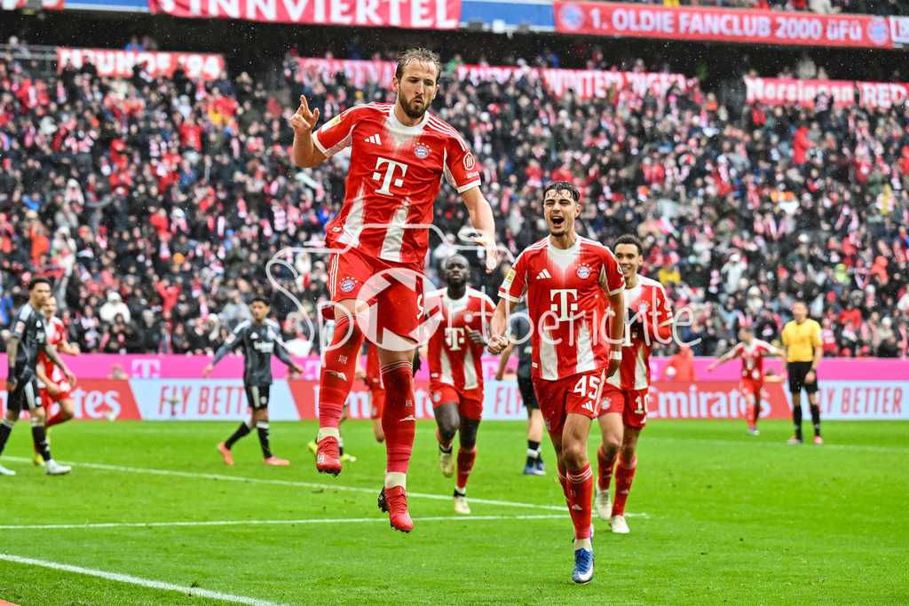 FC Bayern München - Eintracht Frankfurt | MUNICH, GERMANY - 21. FEBRUARY: Jubel der Hausherren nach dem Treffer zum 2-0 durch Harry KANE (FC Bayern Munich 9) / Tor / Torschuetze / Freude / Happy während dem Bundesligamatch zwischen dem FC Bayern München und der SG Eintracht Frankfurt am 23. Spieltag in der Allianz Arena / DFL REGULATIONS PROHIBIT ANY USE OF PHOTOGRAPHS AS IMAGE SEQUENCES AND/OR QUASI-VIDEO / Aleksandar PAVLOVIC (FC Bayern Munich 45)