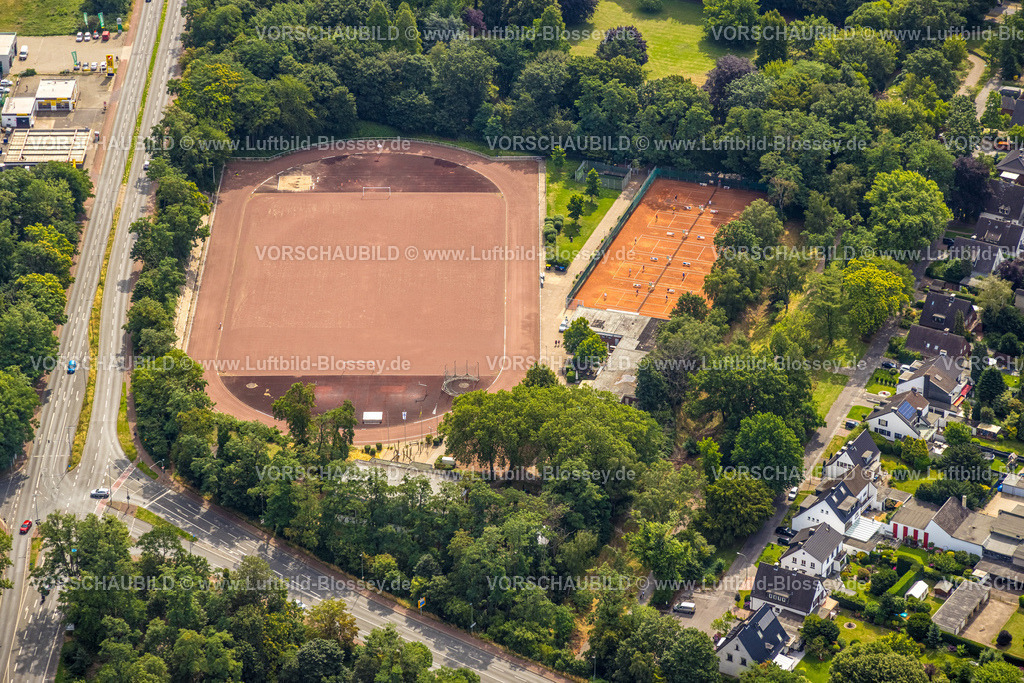 Duisburg230707166 | Luftbild, Friesenplatz Sportplatz am Rheinpreußenhafen mit Hebebrücke, Alt-Homberg, Duisburg, Ruhrgebiet, Nordrhein-Westfalen, Deutschland