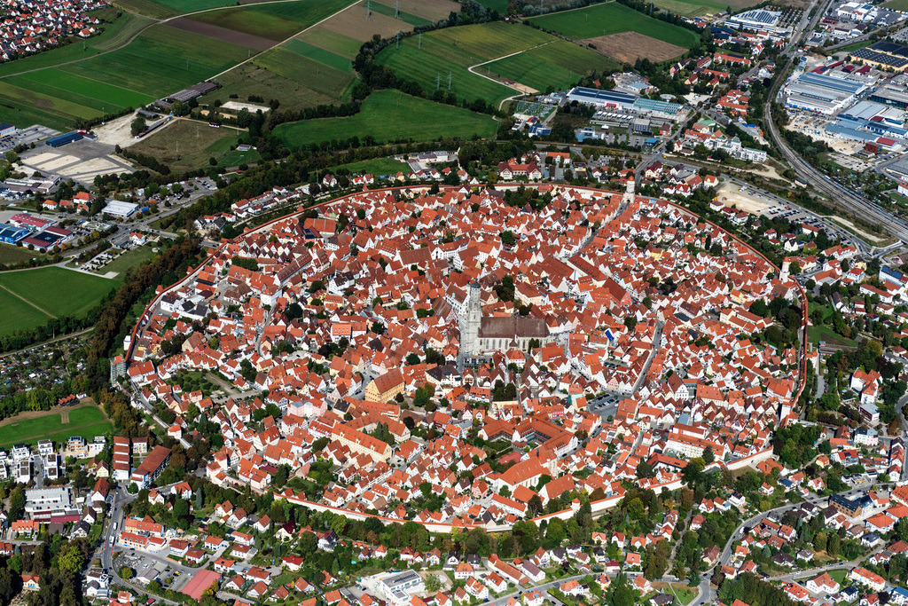 dr__0093264.jpg | NöRDLINGEN 01.10.2021 Altstadtbereich und Innenstadtzentrum in Nördlingen im Bundesland Bayern, Deutschland. // Old Town area and city center in Noerdlingen in the state Bavaria, Germany. Foto: Daniel Reiter