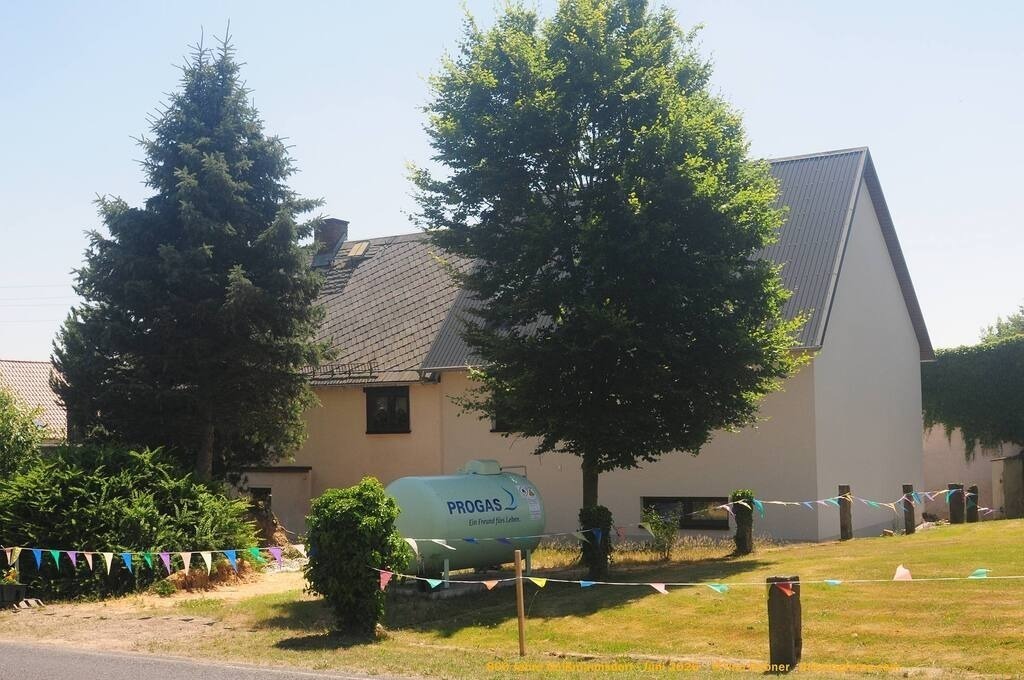 Geißmannsdorf-2026-Ortsbilder-379 | Geißmannsdorf bei Bischofswerda im Sommer 2026. Ein fotografischer Streifzug durch das Dorf Geißmannsdorf, mit Gebäuden, Straßen, Strohpuppen und geschmückten Vorgärten und Grundstücken anlässlich der 800-Jahr-Feier von Geißmannsdorf im Juni 2026 - Realisiert mit Pictrs.com