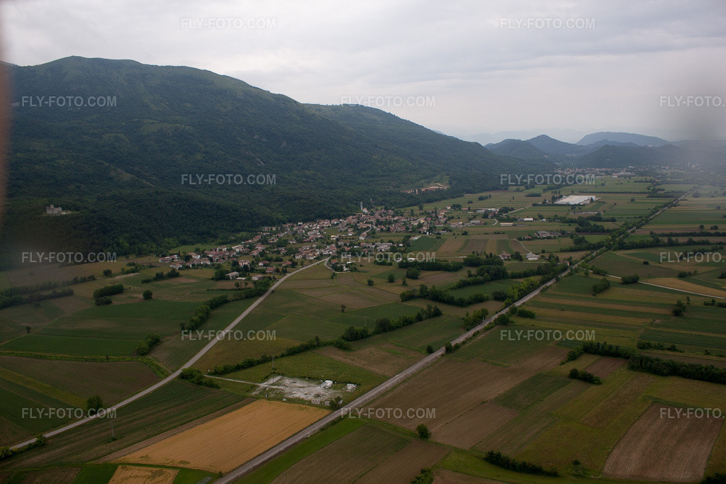 Aerial view: View of the town in Toppo in the state Friuli Venezia Giulia, Italy. – Photo: IMG_050496.jpg taken on 06/09/2012 by Werner Riehm/FLY-FOTO.com – Resolution of the original: 4752 x 3168 px