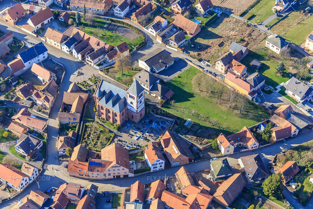 Aerial view: Église protestante luthérienne de Schwindratzheim in Schwindratzheim in the state Bas-Rhin, France. – Photo: IMG_097606.jpg taken on 03/16/2017 by Werner Riehm/FLY-FOTO.com – Resolution of the original: 4891 x 3261 px – Consistoire de Schwindratzheim