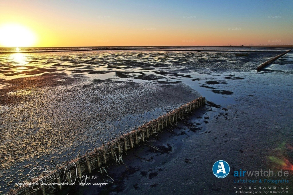 Nordsee, Nordfriesland, Beltringharderkoog, Luettmoorsee, Holmer Siel, Landgewinnung | Landgewinnung & Küstenschutz in Nordfriesland - In Nordfriesland wird die Landgewinnung heute nicht mehr aktiv betrieben, indem neue Landflächen durch Deiche oder Lahnungen geschaffen werden. Stattdessen wird der natürliche Prozess der Aufschlickung des Meeres unterstützt, um neue Landflächen zu gewinnen.