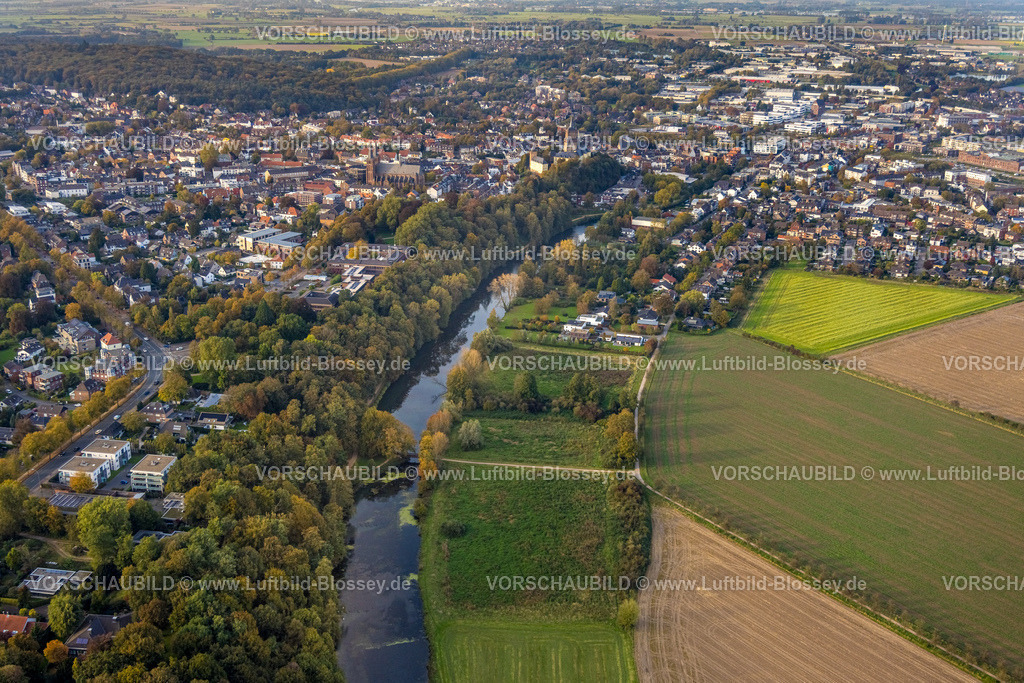 Kleve241014667 | Luftbild, Ortsansicht Wohngebiet mit Kreishaus Kleve Kreisverwaltung Bezirksverwaltung, Prinz-Moritz-Park und Fluss Kermisdahl, Schwanenburg historische Sehenswürdigkeit, Stadthalle und kath. Stiftskirche St. Mariae Himmelfahrt, Kleve, Niederrhein, Nordrhein-Westfalen, Deutschland