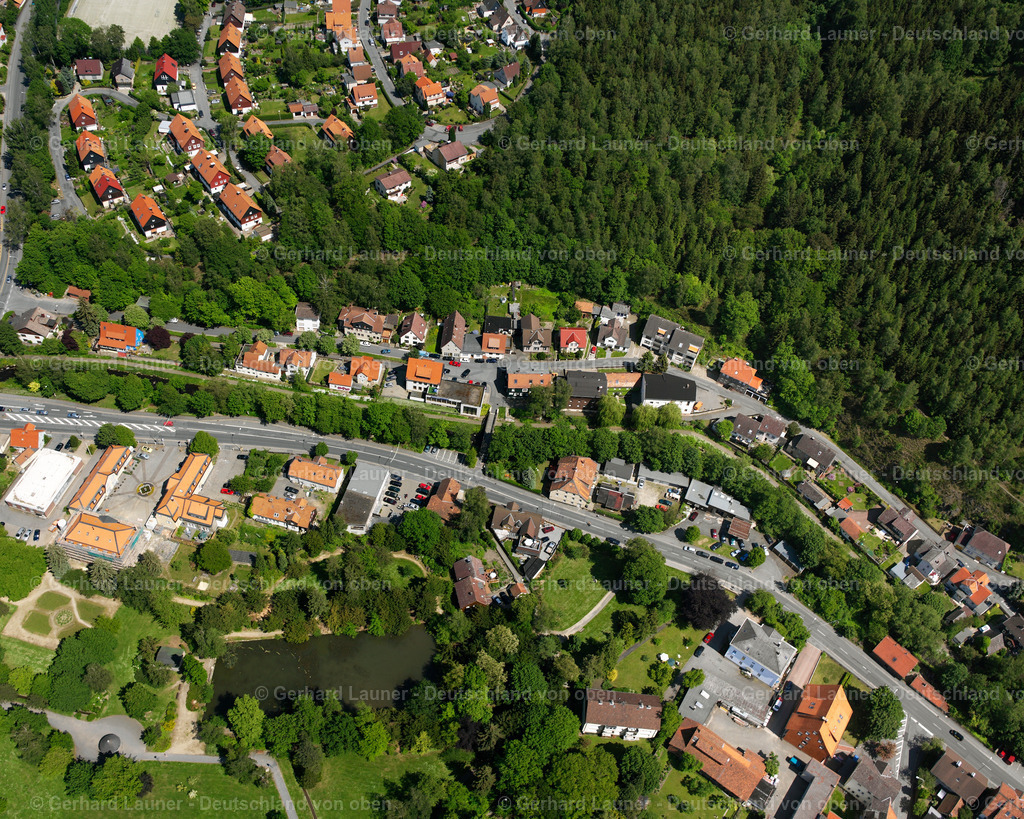 2638434 | OKER 09.06.2006 Wohngebiet - Mischbebauung der Mehr- und Einfamilienhaussiedlung  in Oker im Bundesland Niedersachsen, Deutschland // Residential area - mixed development of a multi-family housing estate and single-family housing estate  in Oker in the state Lower Saxony, Germany Foto: Gerhard Launer
