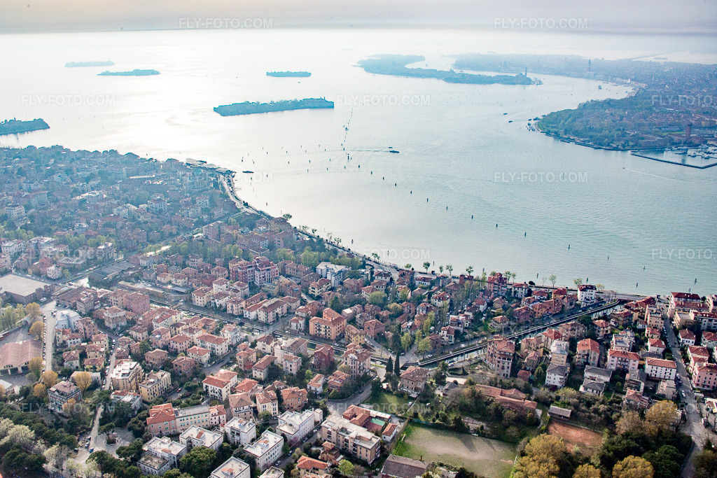 Aerial view: View of the town in Venezia in the state Veneto, Italy. – Photo: IMG_087514.jpg taken on 04/06/2016 by Werner Riehm/FLY-FOTO.com – Resolution of the original: 5045 x 3363 px